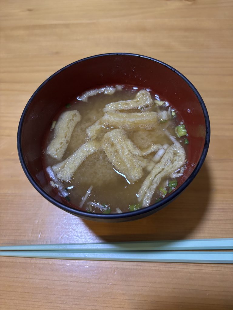 味噌玉で作ったお味噌汁。油揚げとねぎ入り